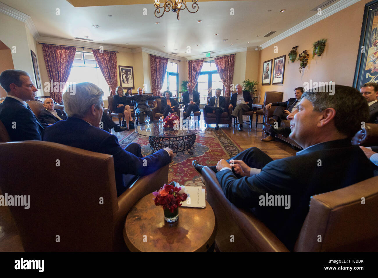 US-Außenminister John Kerry, flankiert von Universal gefilmt Entertainment Group Chairman Jeff Shell, trifft sich mit einer Gruppe von Führungskräften der Film-Branche während eines Besuchs zu den Universal Studios in Burbank, Kalifornien, am 16. Februar 2016. [State Department Foto / Public Domain] Stockfoto