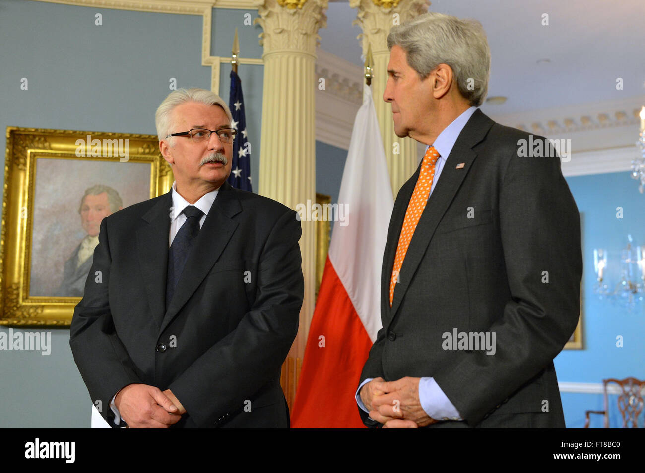 US-Außenminister John Kerry und der polnische Außenminister Witold Chefs Adresse Reportern vor ihrer bilateralen Treffen auf das US-Außenministerium in Washington, D.C. am 17. Februar 2016. [State Department Foto / Public Domain] Stockfoto