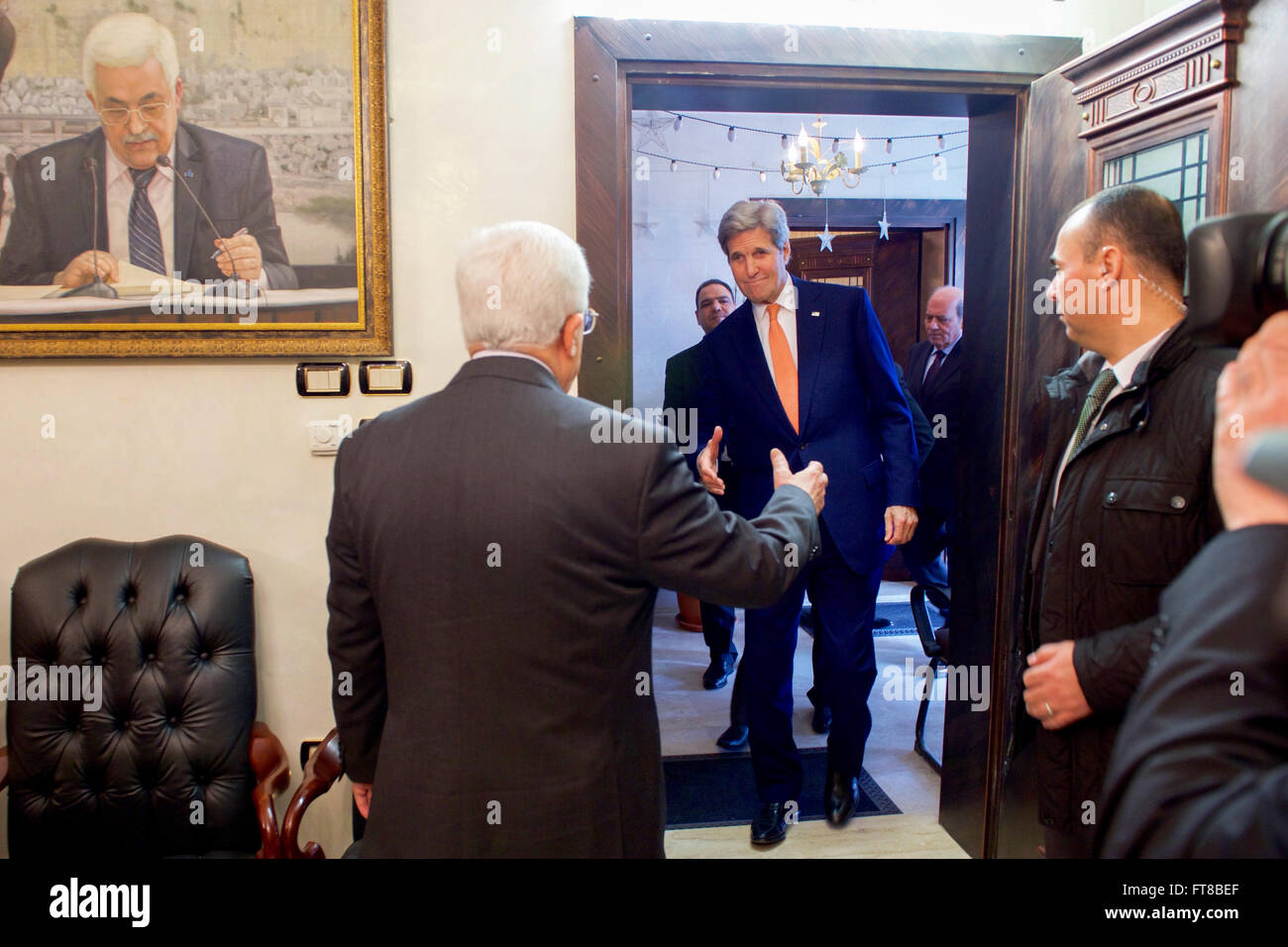 Präsident der palästinensischen Autonomiebehörde Mahmoud Abbas empfängt US-Außenminister John Kerry am 21. Februar 2016, wie er in seinem Haus für ein bilaterales Treffen über eine Reihe von Fragen ankommt. [State Department Foto / Public Domain] Stockfoto