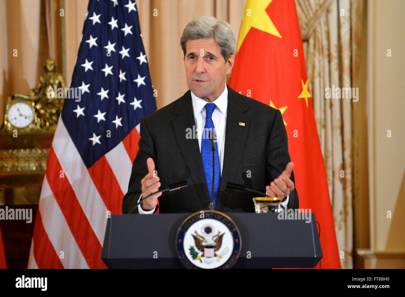 US-Außenminister John Kerry richtet Reporter während seiner gemeinsamen Pressekonferenz mit chinesischen Außenminister Wang Yi an das US-Außenministerium in Washington, D.C., am 23. Februar 2016. [State Department Foto / Public Domain] Stockfoto