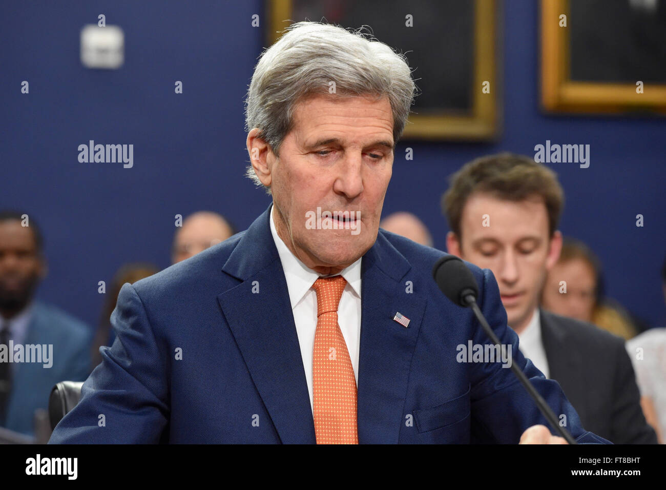 US-Außenminister John Kerry setzt sich in seinen Sitz am 24. Februar 2016, vor Zeugen vor der Haus-Haushaltsausschusses ausländische Operations Subcommittee on Capitol Hill in Washington, D.C. [State Department Foto / Public Domain] Stockfoto