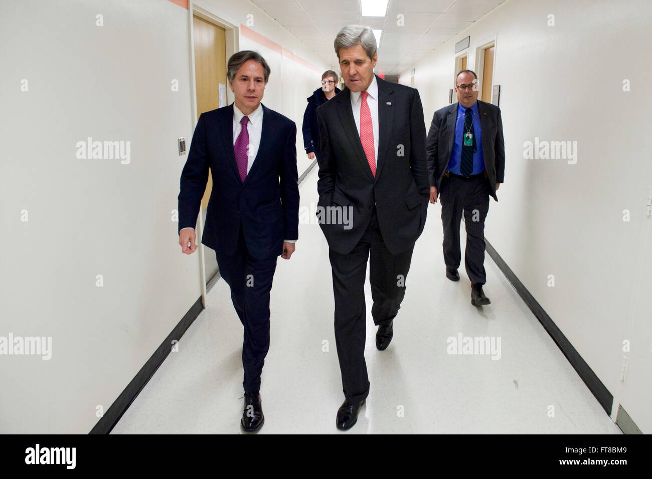 US-Außenminister John Kerry geht mit Deputy Secretary Of State Tony Blinken durch die Hallen des US-Außenministeriums am 25. Februar 2016, wie sie den Kopf für die Gebäude-Cafeteria zu Mittag zu essen. [State Department Foto / Public Domain] Stockfoto