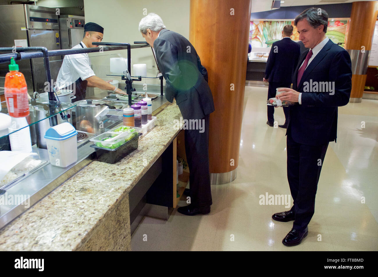 Am 25. Februar 2016 überprüfte US-Außenminister John Kerry die Auswahl von Pho in der Cafeteria des Außenministeriums, bevor er mit dem stellvertretenden Außenminister Tony Blinken zu Mittag ging. Der informelle Moment spiegelt die alltäglichen Aktivitäten von Regierungsbeamten wider und bietet einen Einblick in ihr Arbeitsumfeld. Stockfoto