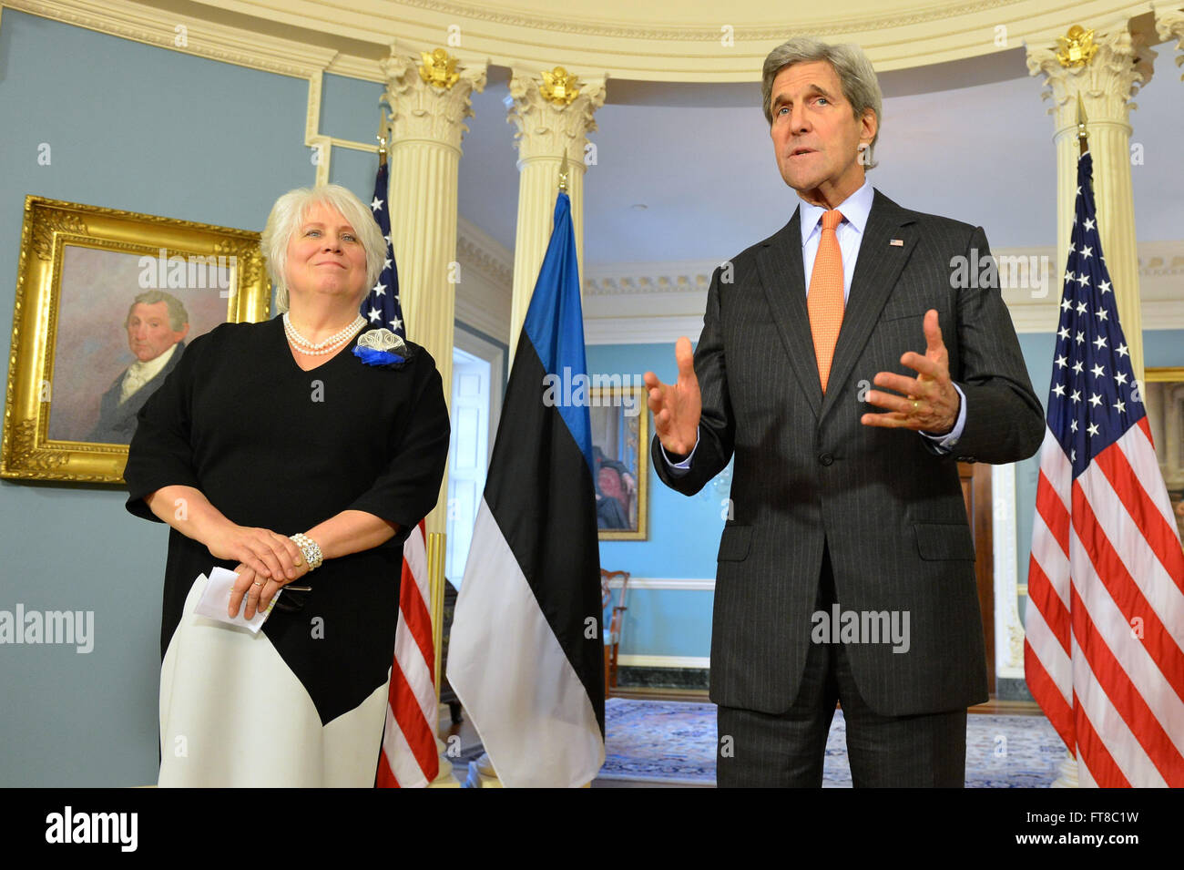 Am 8. März 2016 sprachen US-Außenminister John Kerry und die estnische Außenministerin Marina Kaljurand vor ihrem bilateralen Treffen im US-Außenministerium vor der Presse. Stockfoto