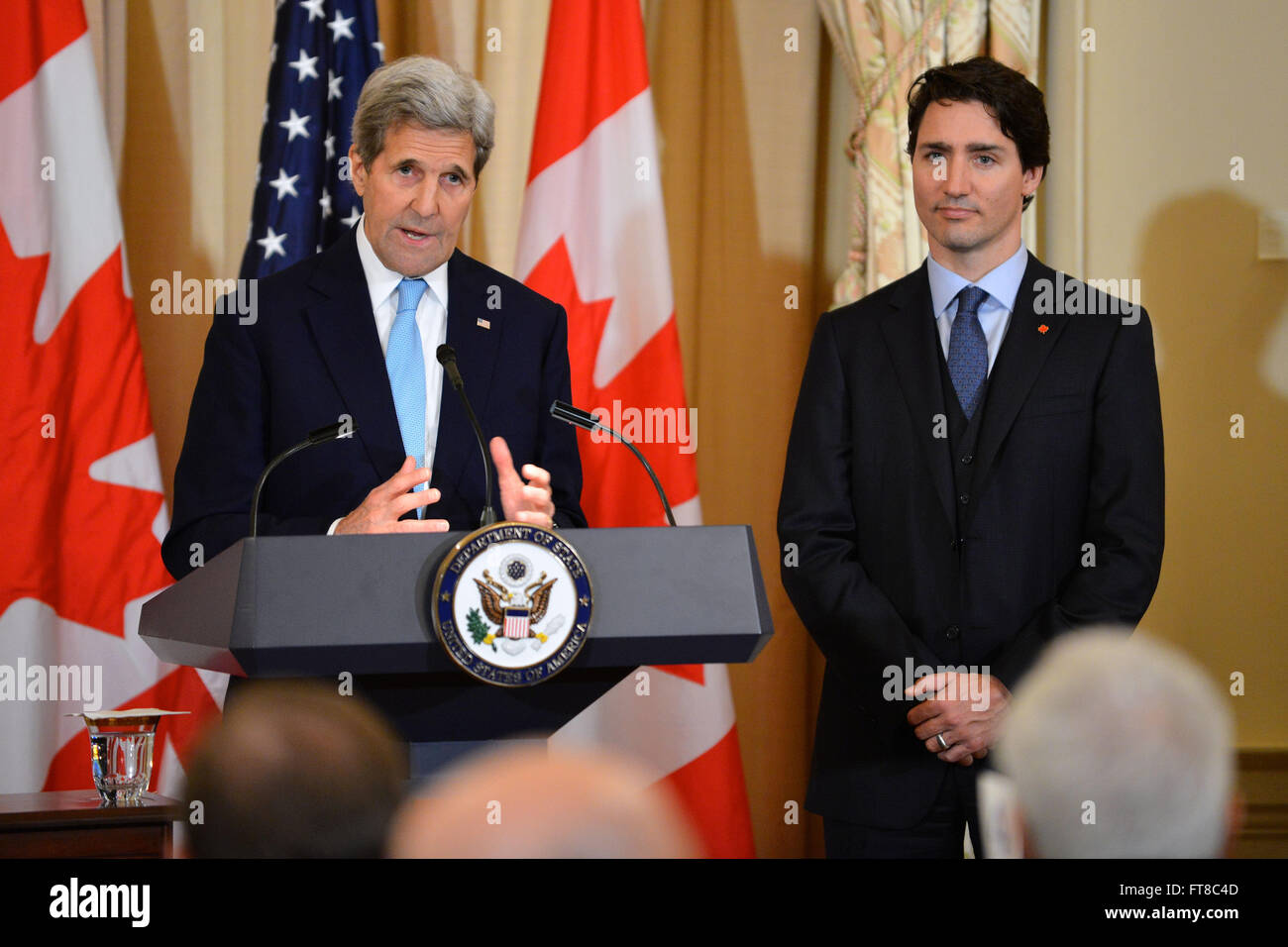 US-Außenminister John Kerry liefert mit der kanadische Premierminister Justin Trudeau einen Toast zu Ehren der USA-Kanada-Beziehung an einem Zustand-Mittagessen für den Premierminister und seine Frau im US-Außenministerium in Washington, D.C., am 10. März 2016. [State Department Foto / Public Domain] Stockfoto