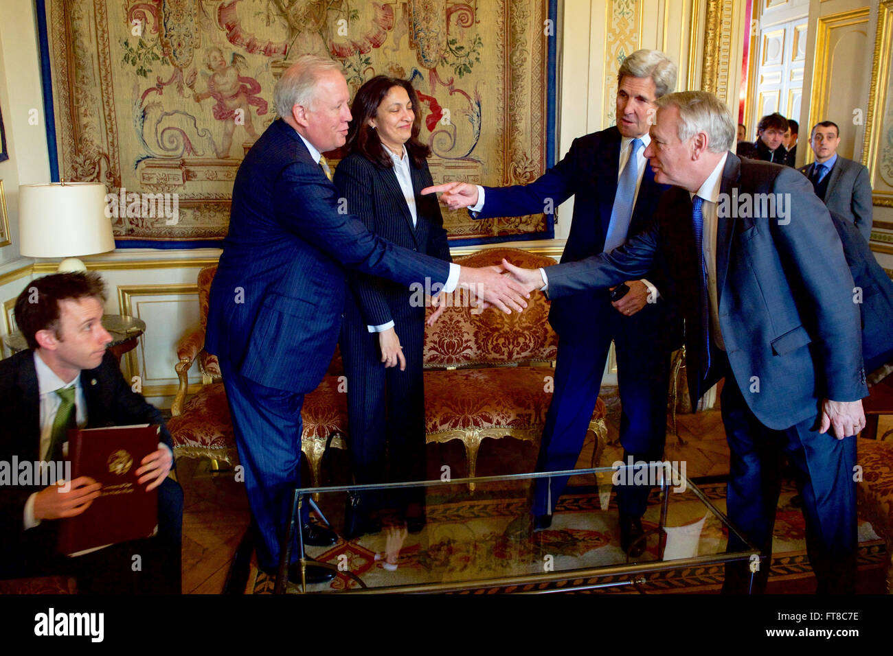 Am 13. März 2016 stellte US-Außenminister John Kerry unter Thomas Shannon den französischen Außenminister Jean-Marc Ayrault am Quai d’Orsay in Paris vor, was ihr erstes offizielles Treffen seit Ayrault sein Amt antrat. Stockfoto