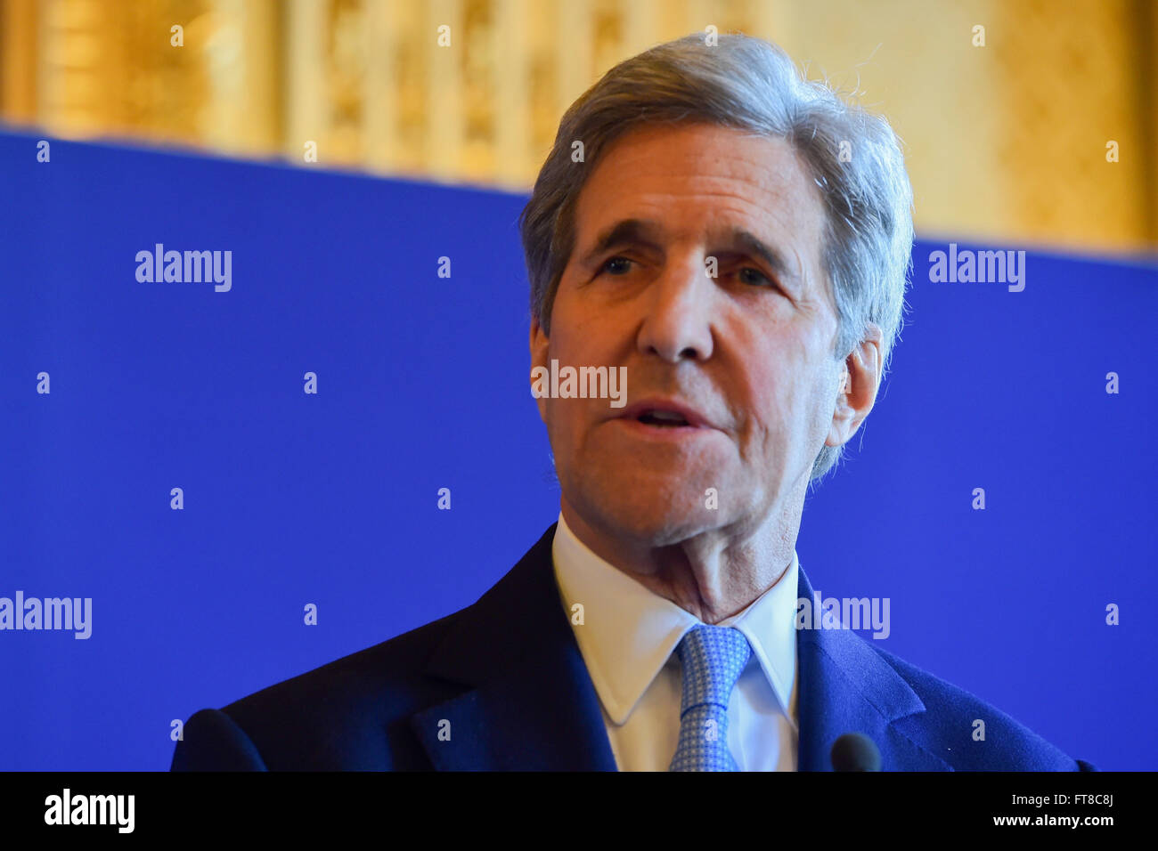 US-Außenminister John Kerry Adressen Reporter auf 13. März 2015, am Quai d ' Orsay in Paris, Frankreich, nachdem er und seine Amtskollegen statt einer E4 + 1 Sitzung - darunter Vertreter von Frankreich, Deutschland, Italien, Großbritannien und EU - Schwerpunkt Syrien, Libyen, Jemen, Ukraine und andere außenpolitische Angelegenheiten. [State Department Foto/Public Domain] Stockfoto