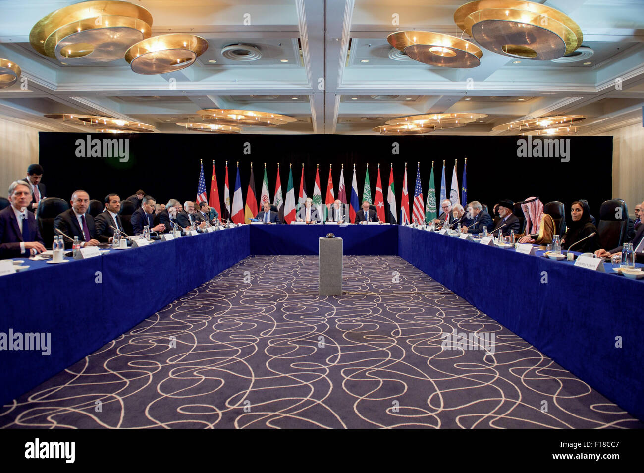 Ein Foto, das am 11. Februar 2016 aufgenommen wurde, zeigt US-Außenminister John Kerry, den russischen Außenminister Sergej Lawrow und andere Beamte im Hilton Hotel in München, Deutschland, vor einem Treffen der International Syria Support Group. Diese diplomatische Versammlung zielte darauf ab, Lösungen für den syrischen Bürgerkrieg zu finden. Stockfoto