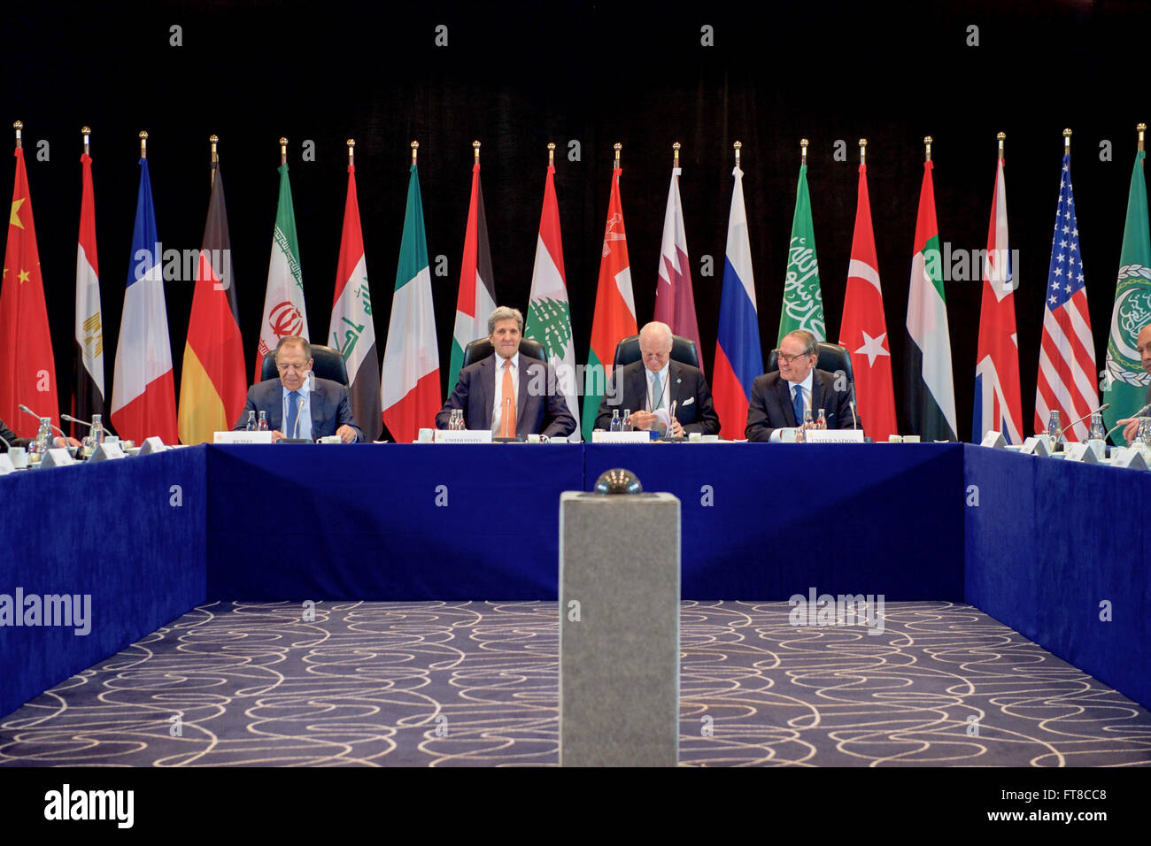 Am 11. Februar 2016 traf sich US-Außenminister John Kerry mit dem russischen Außenminister Sergej Lawrow, dem UN-Sondergesandten für Syrien Staffan de Mistura und dem stellvertretenden UN-Generalsekretär Jan Eliasson in München, Deutschland, vor dem Treffen der Internationalen Syrien-Unterstützungsgruppe. Das Treffen war eine bedeutende diplomatische Anstrengung zur Bewältigung des syrischen Konflikts. Stockfoto