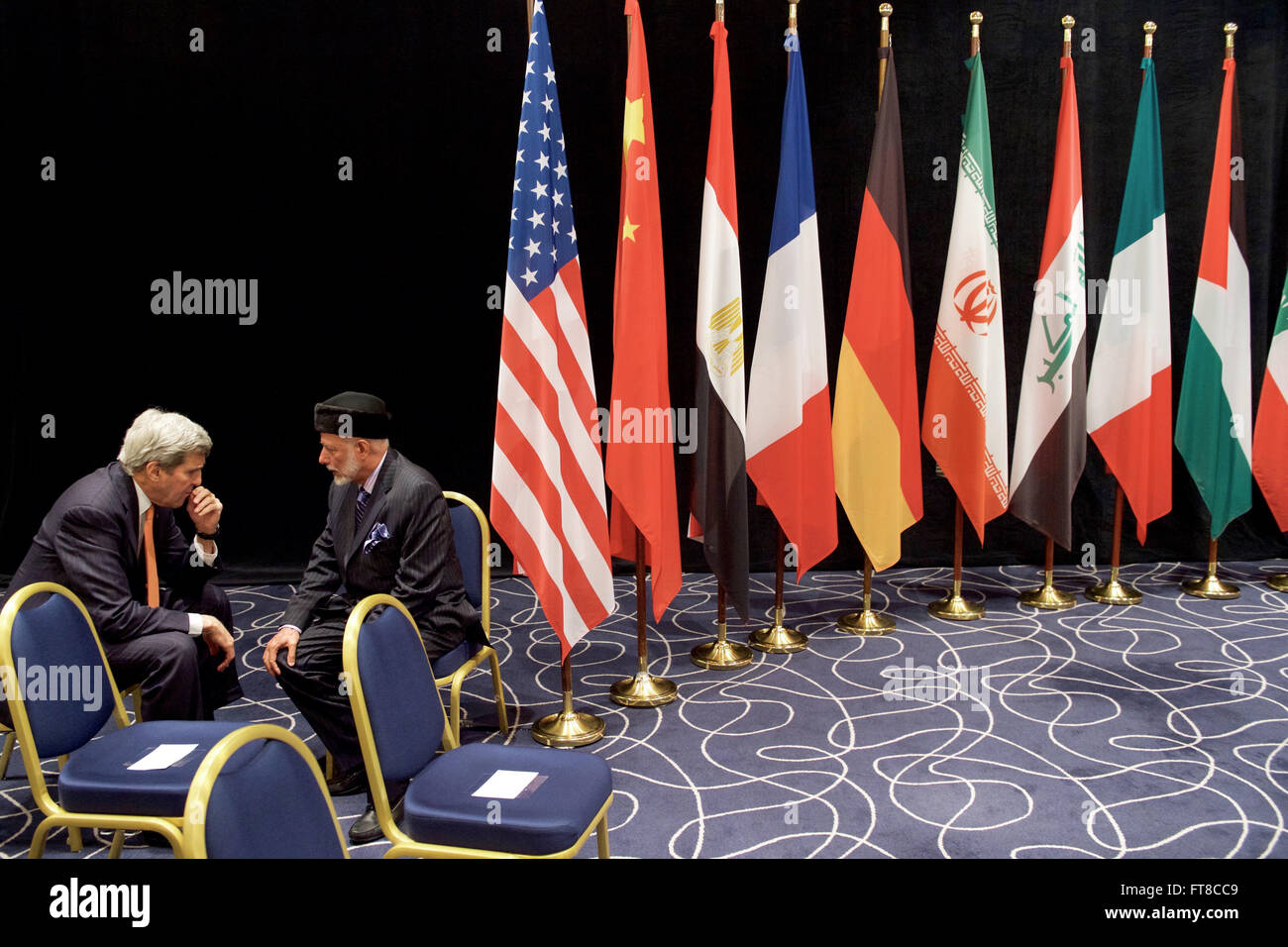 US-Außenminister John Kerry spricht mit Außenminister omanischen Yusef bin Alawi am 12. Februar 2016, im Hilton Hotel München, nach einem Treffen der internationalen Syrien Support Group beitreten. [State Department Foto / Public Domain] Stockfoto