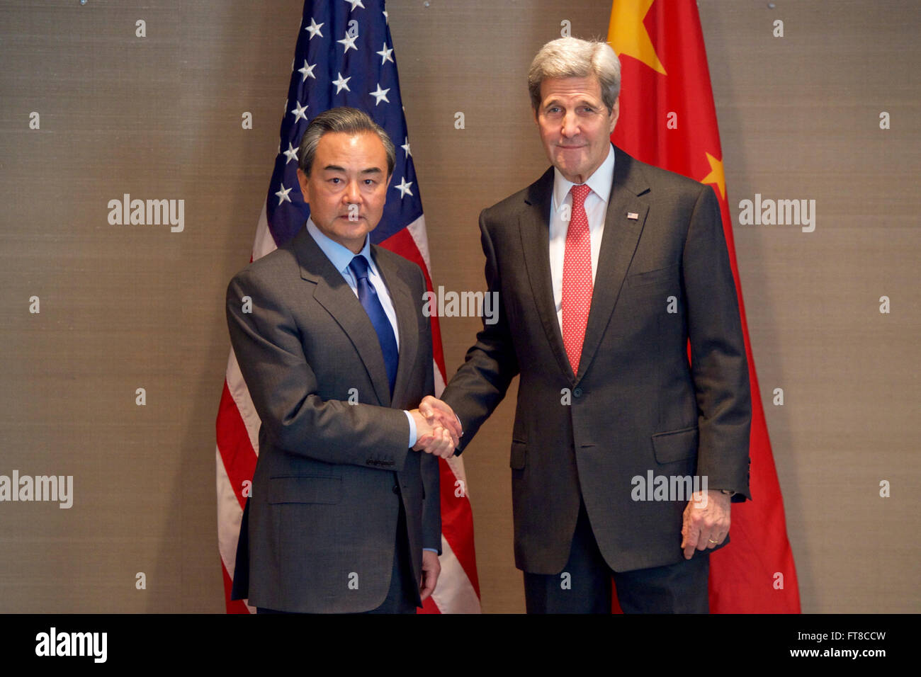 US-Außenminister John Kerry schüttelt Hände mit chinesischen Außenminister Wang Yi am 12. Februar 2016, in München, am Anfang eines bilateralen Treffens am Rande des Sicherheitsrates München. [State Department Foto / Public Domain] Stockfoto