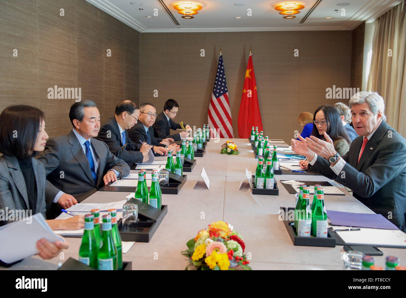 US-Außenminister John Kerry Adressen einen Reporter auf 12. Februar 2016, in München, am Anfang ein bilaterales Treffen mit chinesischen Außenminister Wang Yi am Rande des Sicherheitsrates München. [State Department Foto / Public Domain] Stockfoto