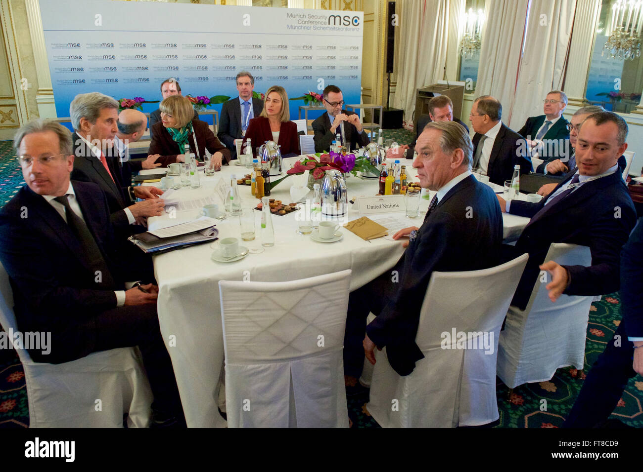 Am 12. Februar 2016 versammelten sich der US-Außenminister John Kerry, der stellvertretende Generalsekretär der Vereinten Nationen Jan Eliasson, der russische Außenminister Sergej Lawrow und die hohe Vertreterin der Europäischen Union für Auswärtige Angelegenheiten Federica Mogherini vor dem Treffen der Principals des Quartetts auf der Münchner Sicherheitskonferenz. Stockfoto