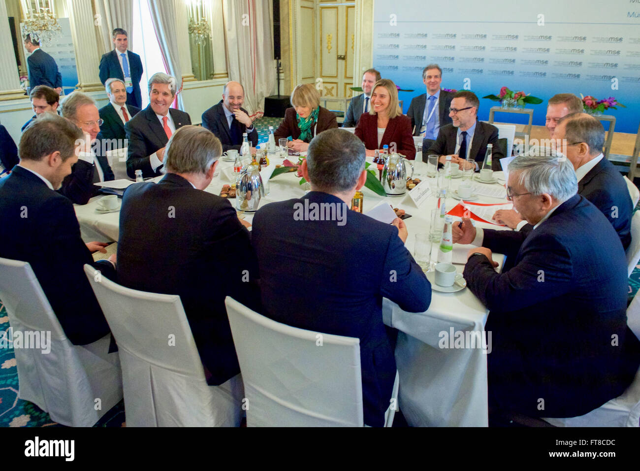 Am 12. Februar 2016 traf sich US-Außenminister John Kerry mit wichtigen internationalen Diplomaten, darunter Jan Eliasson (UN), Sergej Lawrow (Russland) und Federica Mogherini (EU) auf der Münchner Sicherheitskonferenz, um die Friedensbemühungen im Nahen Osten zu erörtern. Stockfoto