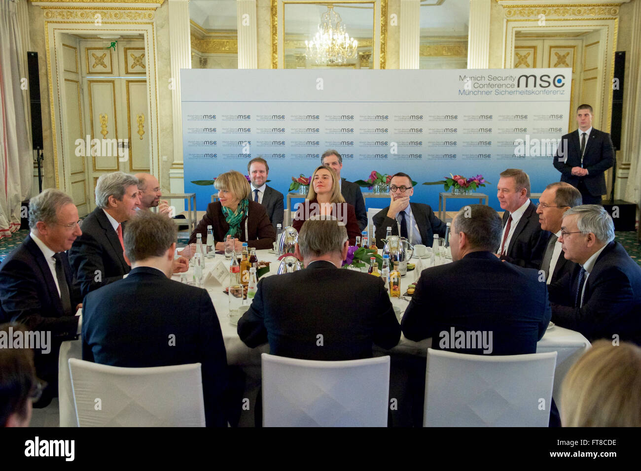 US-Außenminister John Kerry spricht mit State Department Chief Of Staff Jon Finer am 12. Februar 2016, im Bayerischer Hof Hotel in München, vor dem Quartett Prinzipien treffen - aus USA, Russland, Europäische Union und Vereinte Nationen - am Rande der Münchner Sicherheitskonferenz. [State Department Foto / Public Domain] Stockfoto