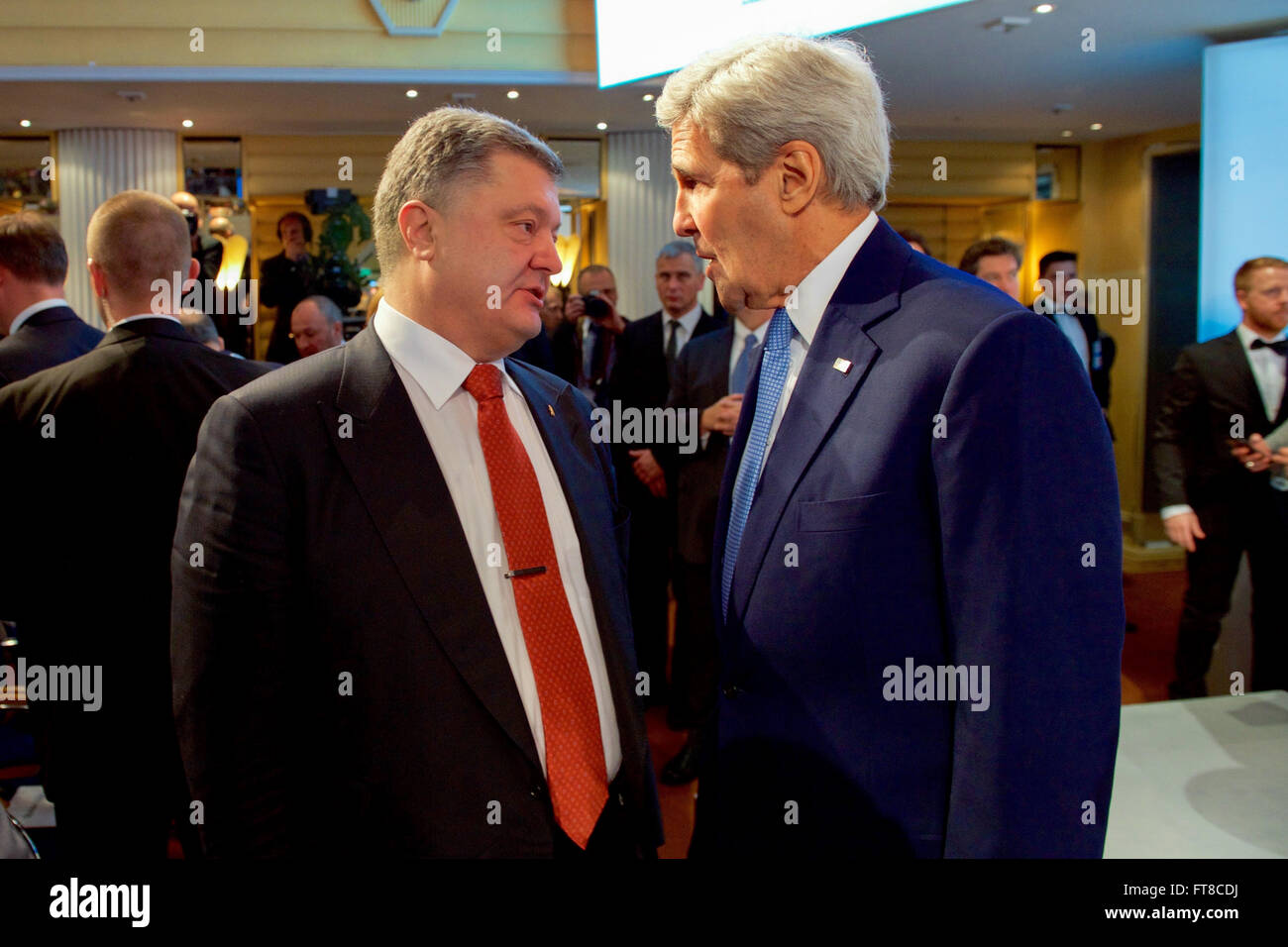 US-Außenminister John Kerry spricht mit ukrainischen Präsidenten Petro Poroshenko vor Adressierung der Münchner Sicherheitskonferenz am 13. Februar 2016, im Bayerischer Hof Hotel in München. [State Department Foto / Public Domain] Stockfoto