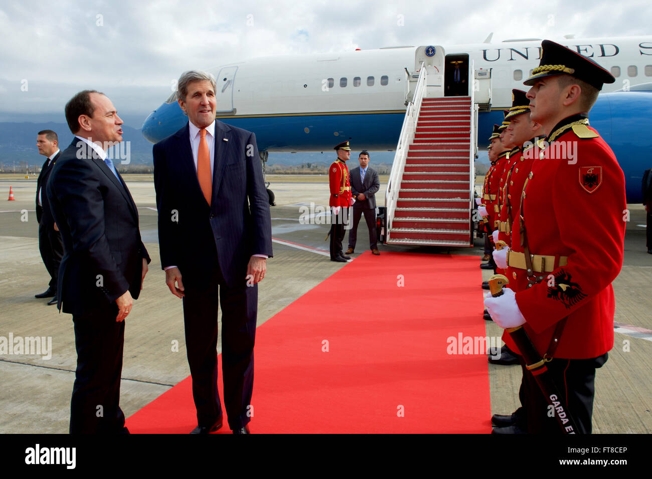 US-Außenminister John Kerry führt Gespräche mit dem albanischen Präsidenten Bujar Nishani, nachdem er am internationalen Flughafen Tirana zu einem diplomatischen Besuch eintraf, um die Beziehungen zwischen den USA und Albanien zu stärken. Stockfoto