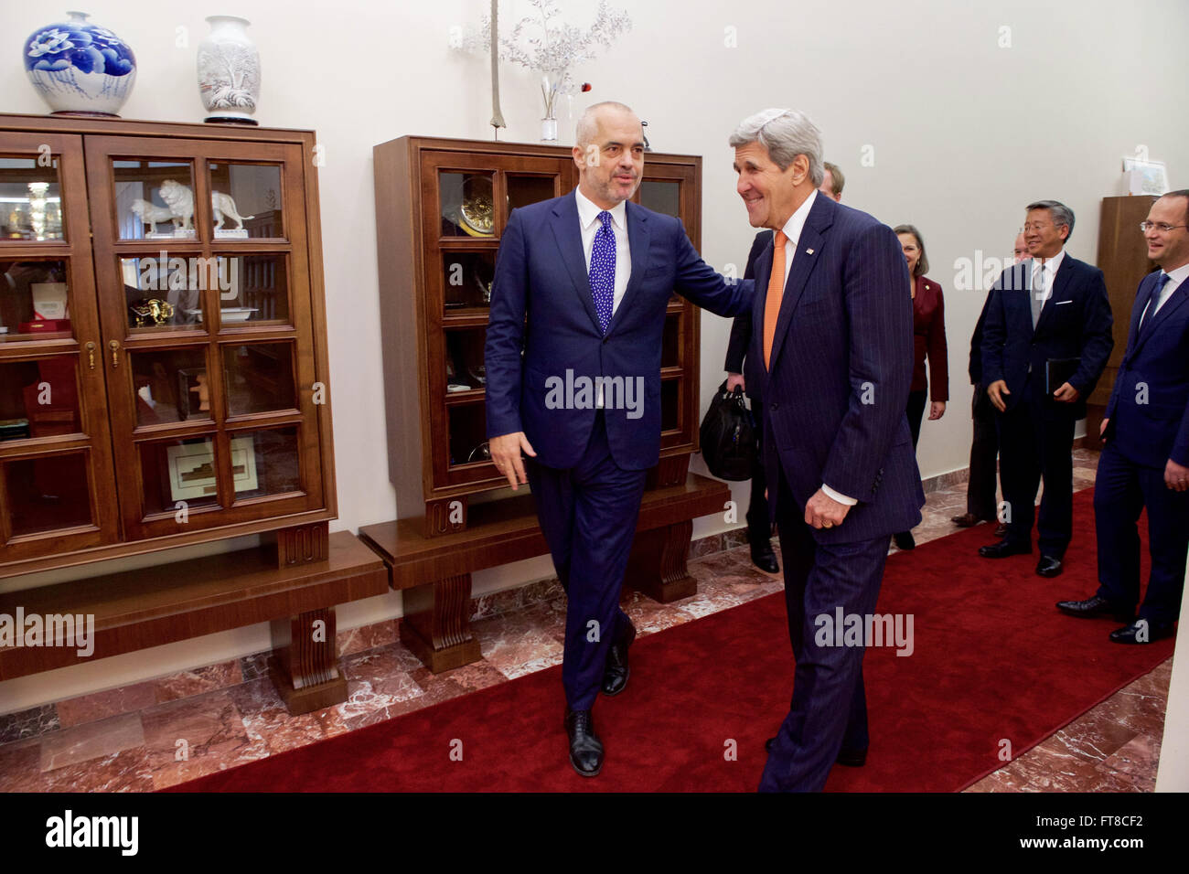 Albanische Ministerpräsident Edi Rama begleitet US-Außenminister John Kerry durch den Ministerpräsidenten in Tirana, Albanien, am 14. Februar 2016, bevor sie in einem bilateralen Treffen teilnehmen. [State Department Foto / Public Domain] Stockfoto