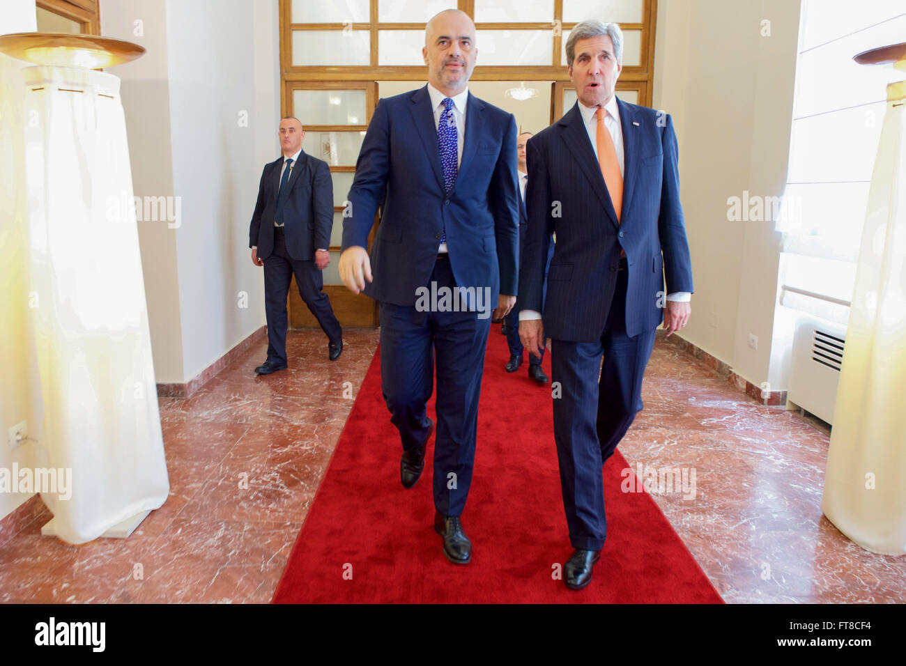 Albanische Ministerpräsident Edi Rama begleitet US-Außenminister John Kerry durch den Ministerpräsidenten in Tirana, Albanien, am 14. Februar 2016, bevor sie in einem bilateralen Treffen teilnehmen. [State Department Foto / Public Domain] Stockfoto