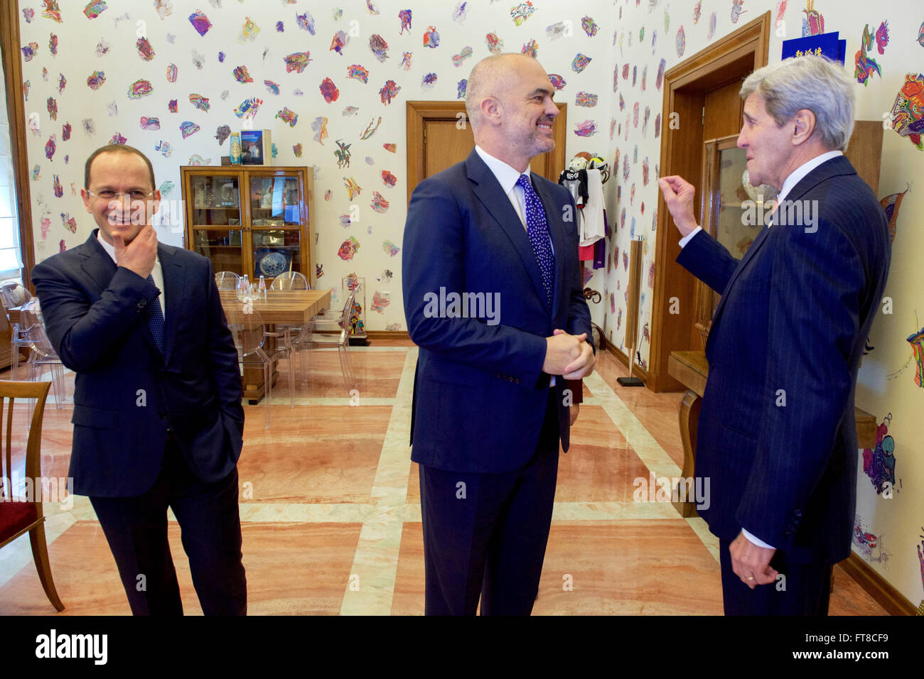 Am 14. Februar 2016 traf sich US-Außenminister John Kerry mit dem albanischen Premierminister EDI Rama und Außenminister Ditmir Bushati in Tirana. Dieses Treffen, das im Kabinett des Premierministers stattfand, war der Auftakt zu einer bilateralen Diskussion über die Beziehungen zwischen den USA und Albanien. Stockfoto