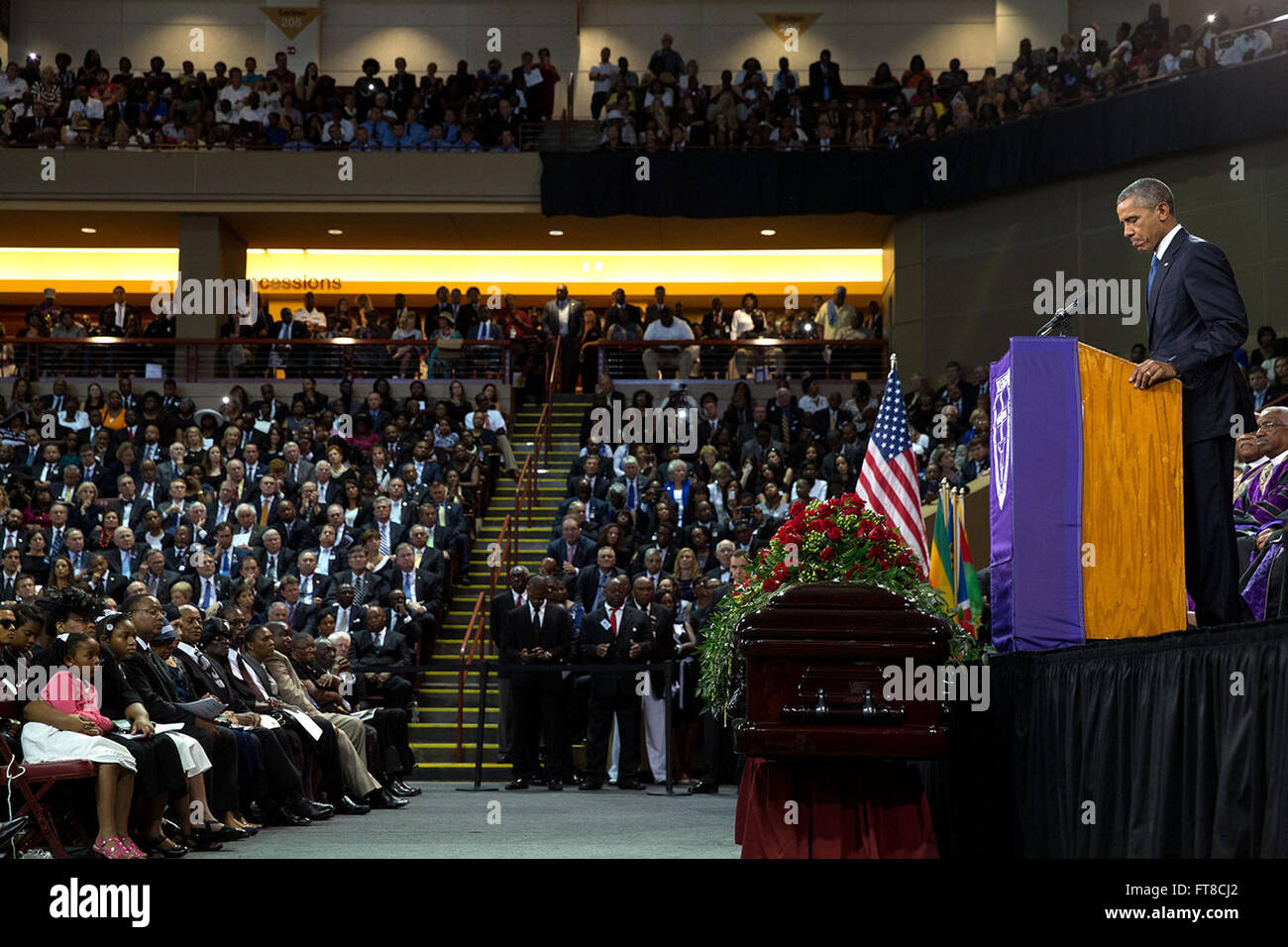 Am 26. Juni 2015 hält Präsident Obama während der Trauerfeier von Reverend Clementa Pinckney, einem der Opfer der Erschießung durch die Kirche in Charleston, inne. Pfarrer Pinckneys Familie befindet sich in der Nähe und zeigt den düsteren Moment. Stockfoto