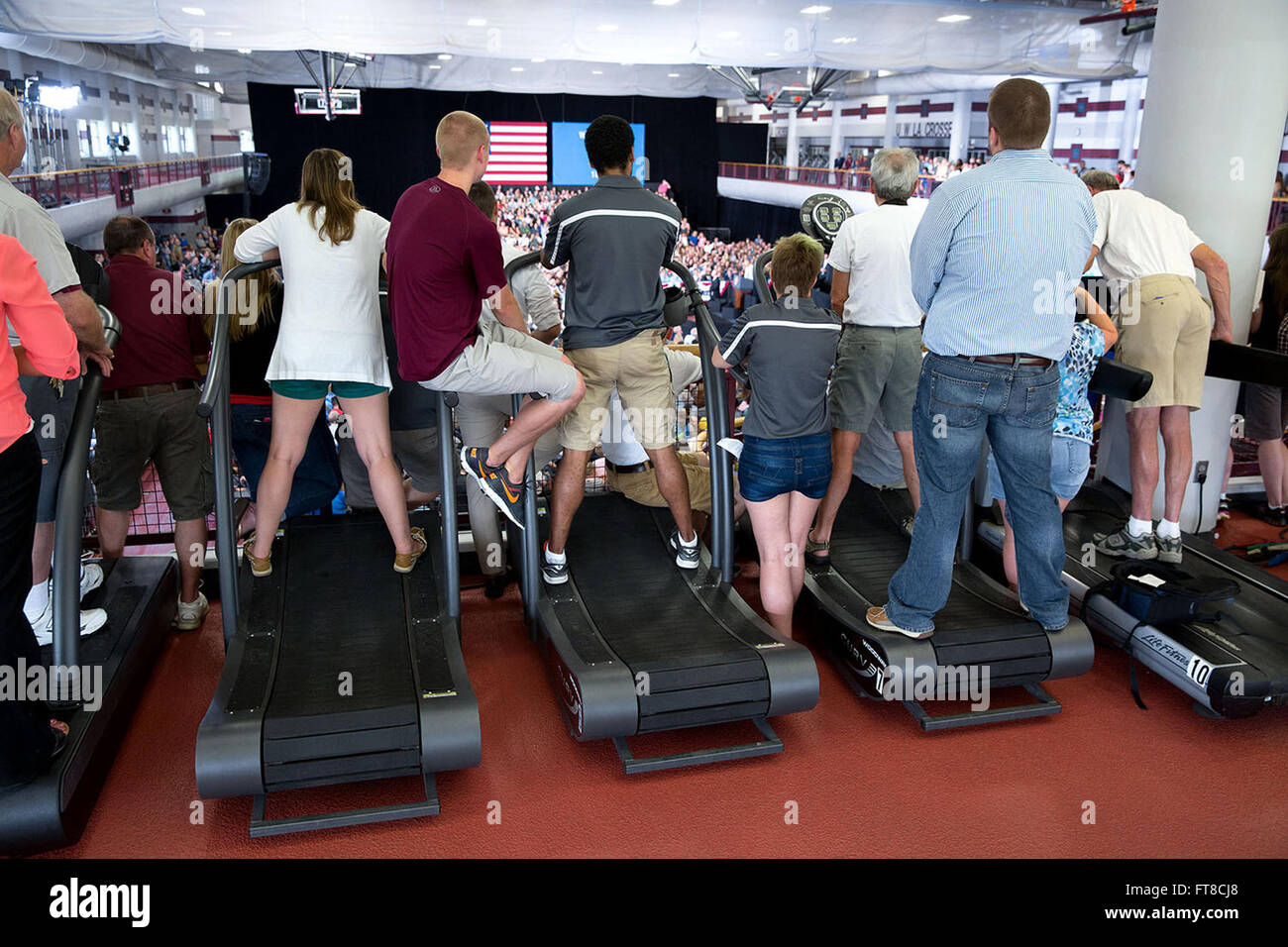 Am 2. Juli 2015 hielt Präsident Obama eine Rede an der University of Wisconsin in La Crosse, wo die Zuschauer während der Veranstaltung auf Laufbändern standen. Das Bild wurde vom offiziellen Fotografen des Weißen Hauses Pete Souza aufgenommen. Stockfoto