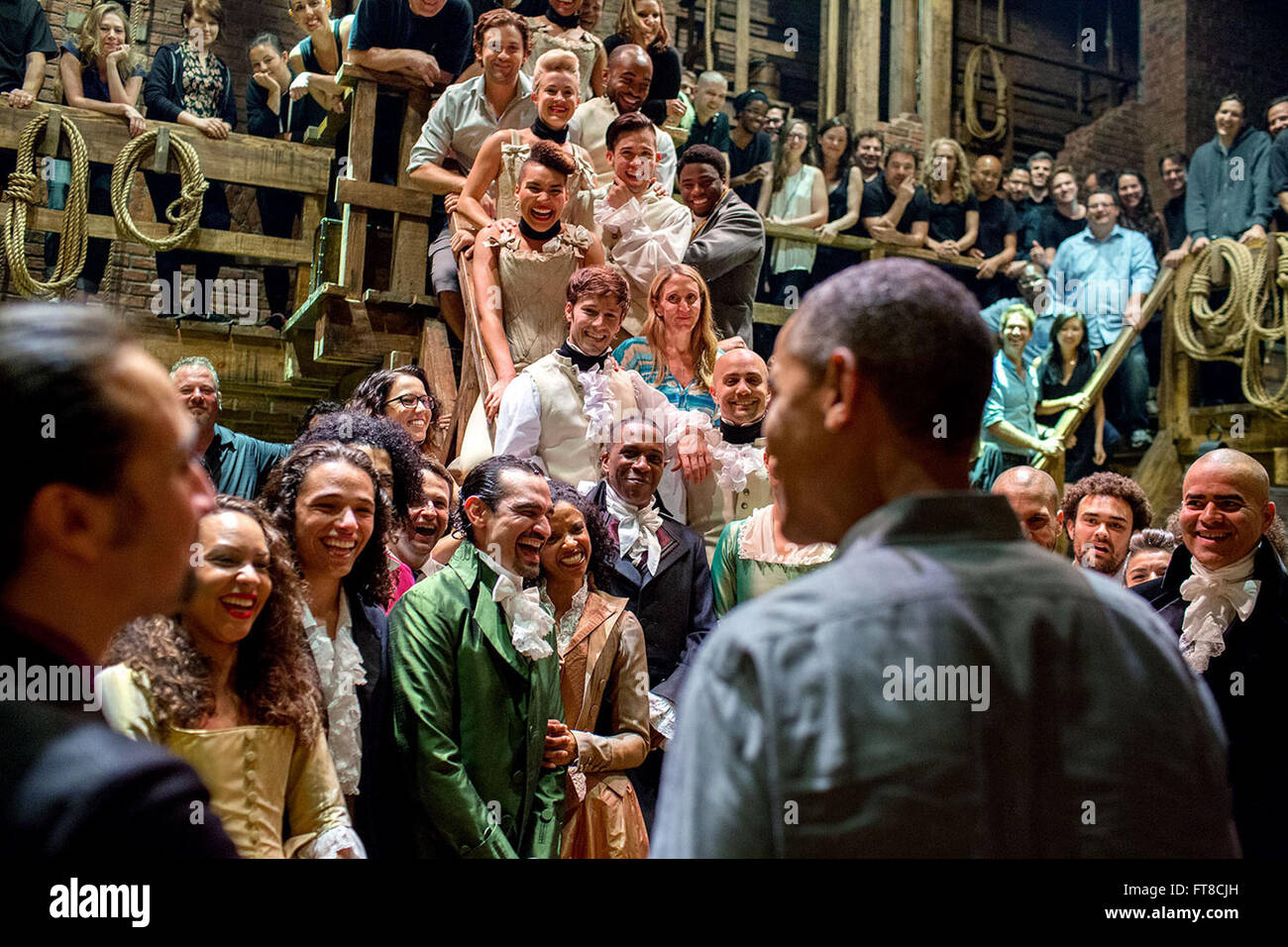 Am 18. Juli 2015 traf Präsident Barack Obama die Besetzung und Crew von Hamilton, nachdem er das Musical im Richard Rodgers Theatre in New York City gesehen hatte. Die Veranstaltung war ein kultureller Meilenstein, der die Wirkung der Show hervorhob. Stockfoto