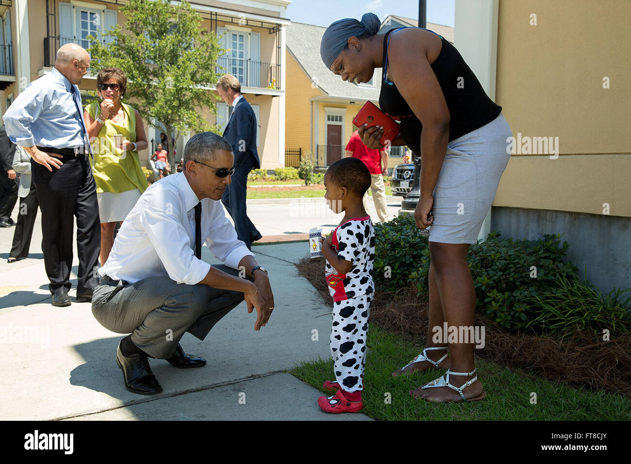 Dieses offizielle Foto des Weißen Hauses zeigt Präsident Obama, der am 27. August 2015, ein Jahrzehnt nach der Zerstörung des Hurrikans Katrina, die Bewohner des Stadtteils Tremé in New Orleans begrüßt. Das Foto zeigt die Erholung und Resilienz der Gemeinde nach der Katastrophe. Stockfoto