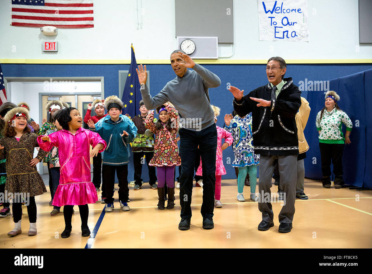 Ein Foto des Präsidenten, der an einer kulturellen Tanzvorführung mit Einheimischen an der Dillingham Middle School in Alaska teilnimmt, aufgenommen am 2. September 2015 und beleuchtet lokale kulturelle Traditionen. Stockfoto