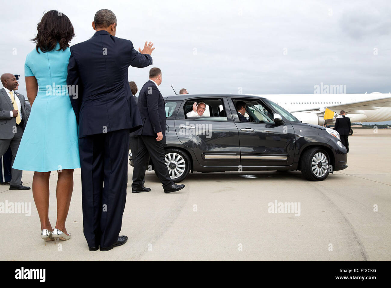 Dieses offizielle Foto des Weißen Hauses zeigt den Präsidenten und die First Lady, während Papst Franziskus nach ihrem Treffen in der Joint Base Andrews am 22. September 2015 abreist. Der Papst wird in einem Fiat verlassen gesehen, was seine Bescheidenheit symbolisiert. Stockfoto Dieses offizielle Foto des Weißen Hauses zeigt den Präsidenten und die First Lady, während Papst Franziskus nach ihrem Treffen in der Joint Base Andrews am 22. September 2015 abreist. Der Papst wird in einem Fiat verlassen gesehen, was seine Bescheidenheit symbolisiert. Stockfoto