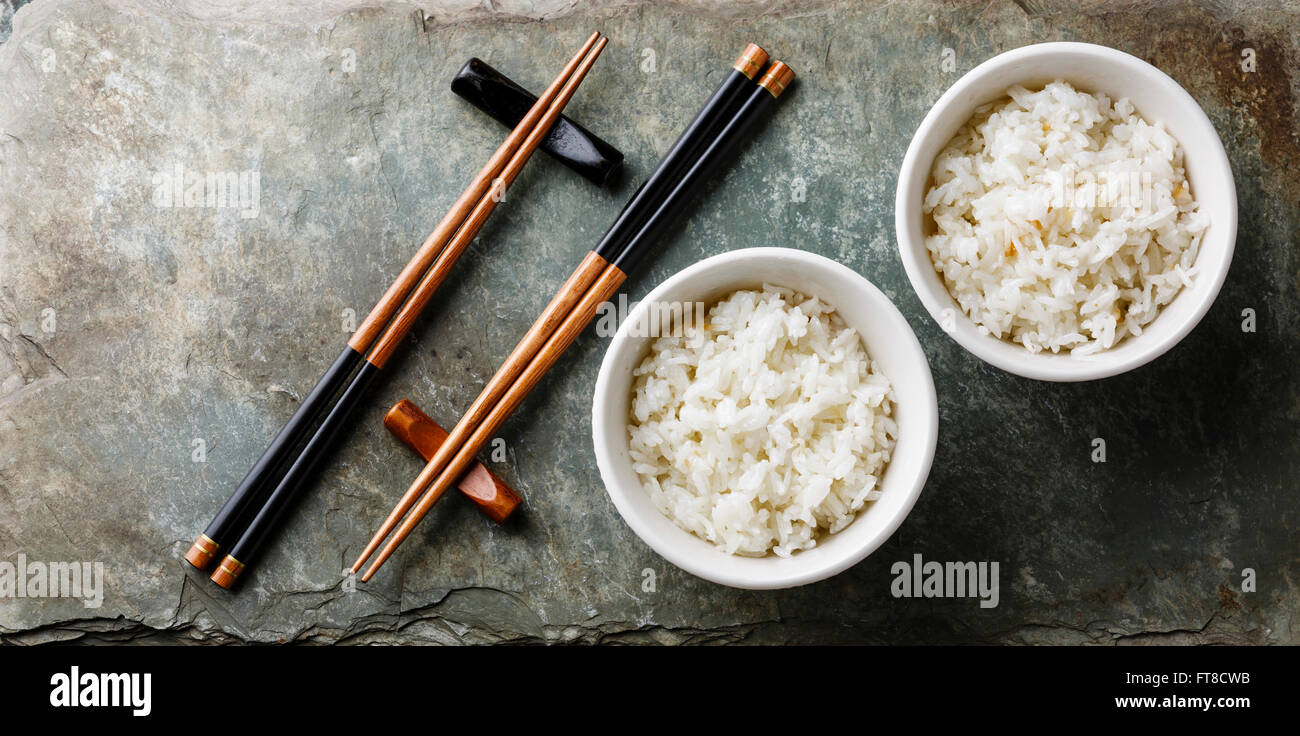 Gedämpfter Reis in Schüsseln serviert für zwei Personen auf Stein Schiefer Hintergrund Stockfoto