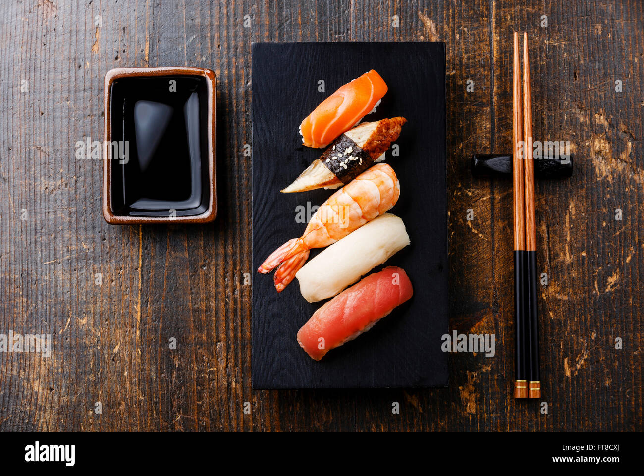 Nigiri Sushi Set und Soja-Sauce auf Holztisch Hintergrund Stockfoto