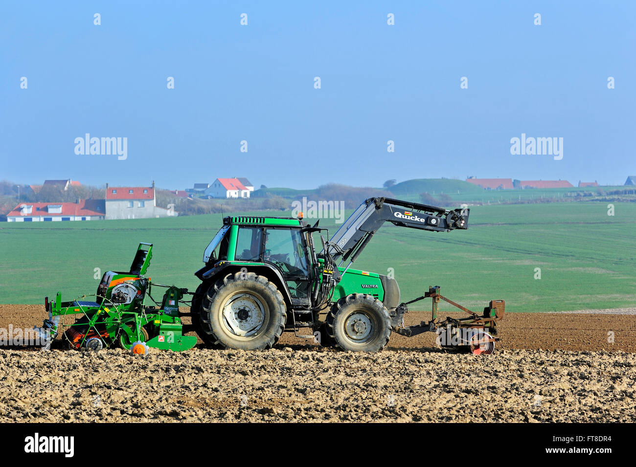 Traktor mit Drillmaschine säen / Sämaschine auf Feld Stockfoto