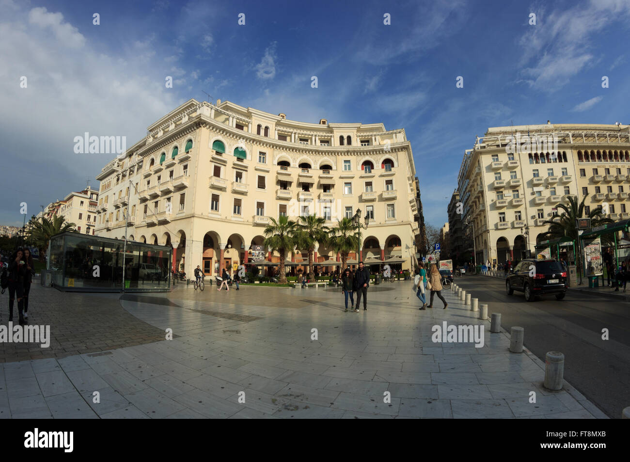 Das Olympion Kino neoklassizistischen Gebäude (links) und Aristoteles-Platz. Stadtzentrum von Saloniki, Griechenland. Stockfoto