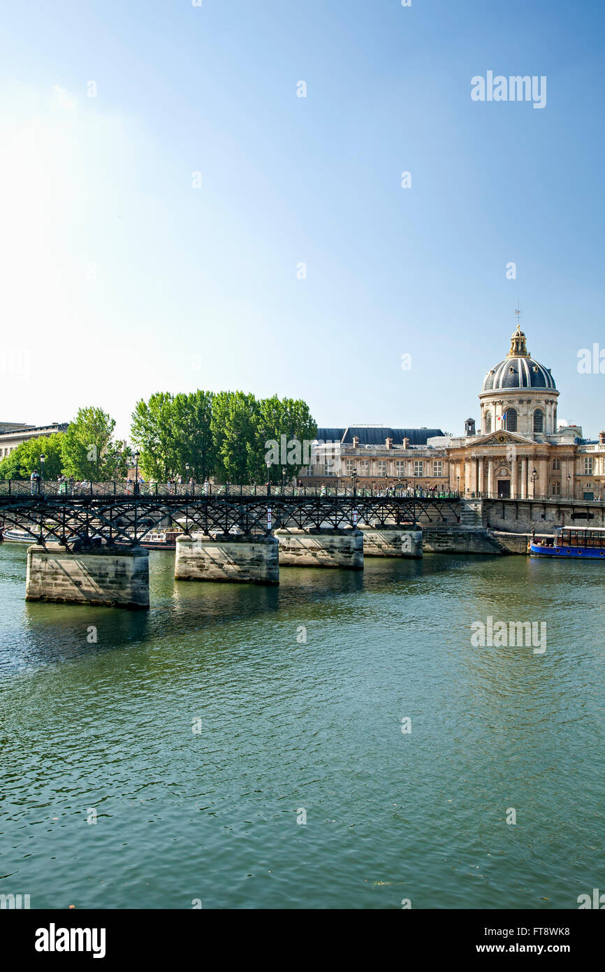 Ufer und Pont des Arts (Brücke der Künste) führt zu Institut de France, Paris, Frankreich Stockfoto