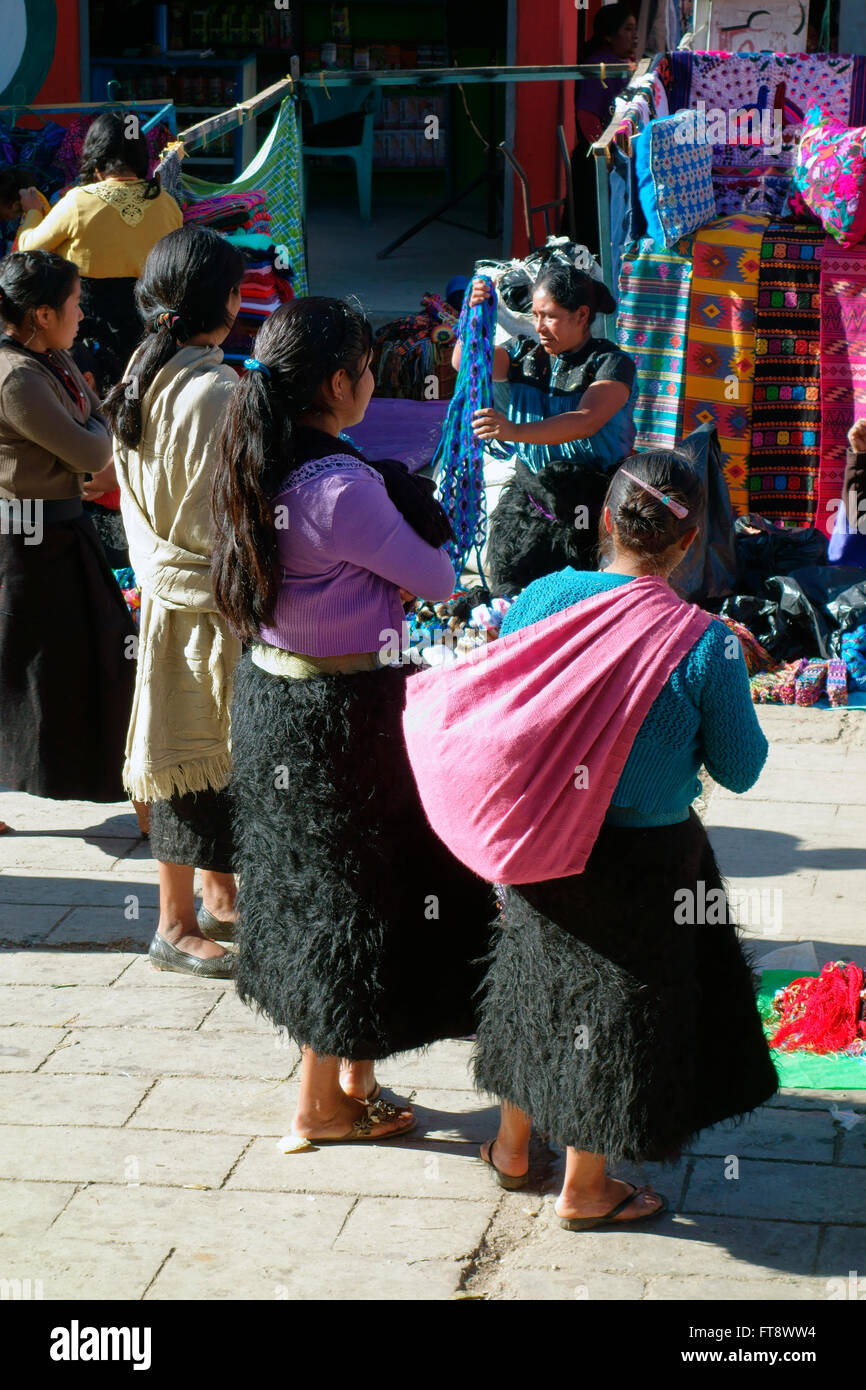 Frauen in traditioneller schwarzer Wolle Röcken am Sonntag Markt in San Juan Chamula in der Nähe von San Cristobal de Las Casas, Chiapas, Mexiko Stockfoto