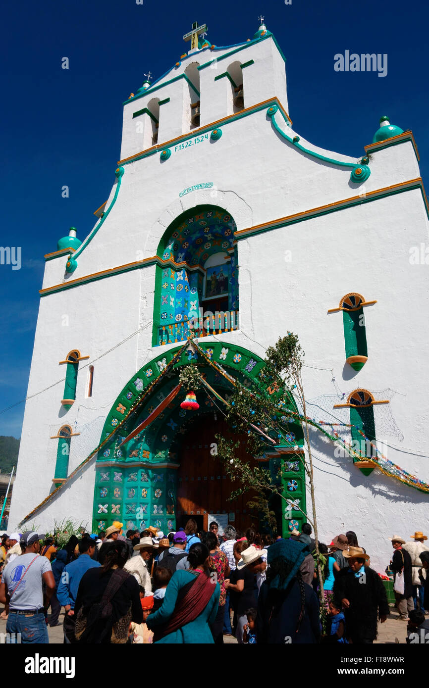 Lokale Leute versammeln sich für Sonntag religiöse Zeremonie in San Juan Chamula in der Nähe von San Cristobal de Las Casas, Chiapas, Mexiko Stockfoto