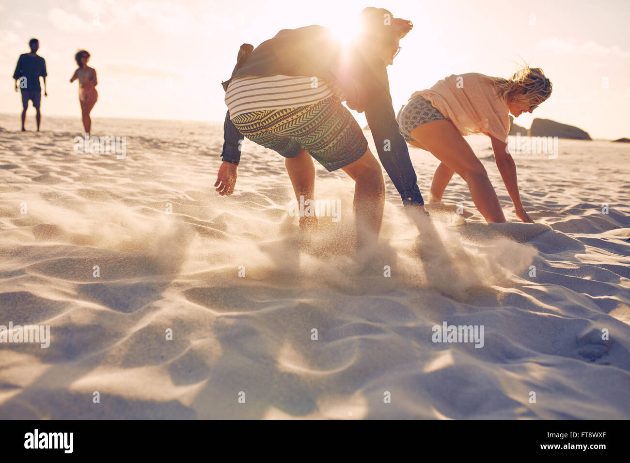 Junge Menschen laufen und im Wettbewerb zusammen an einem Sandstrand. Junge Freunde ein Rennen am Strand, genießen Sommer vacatio Stockfoto
