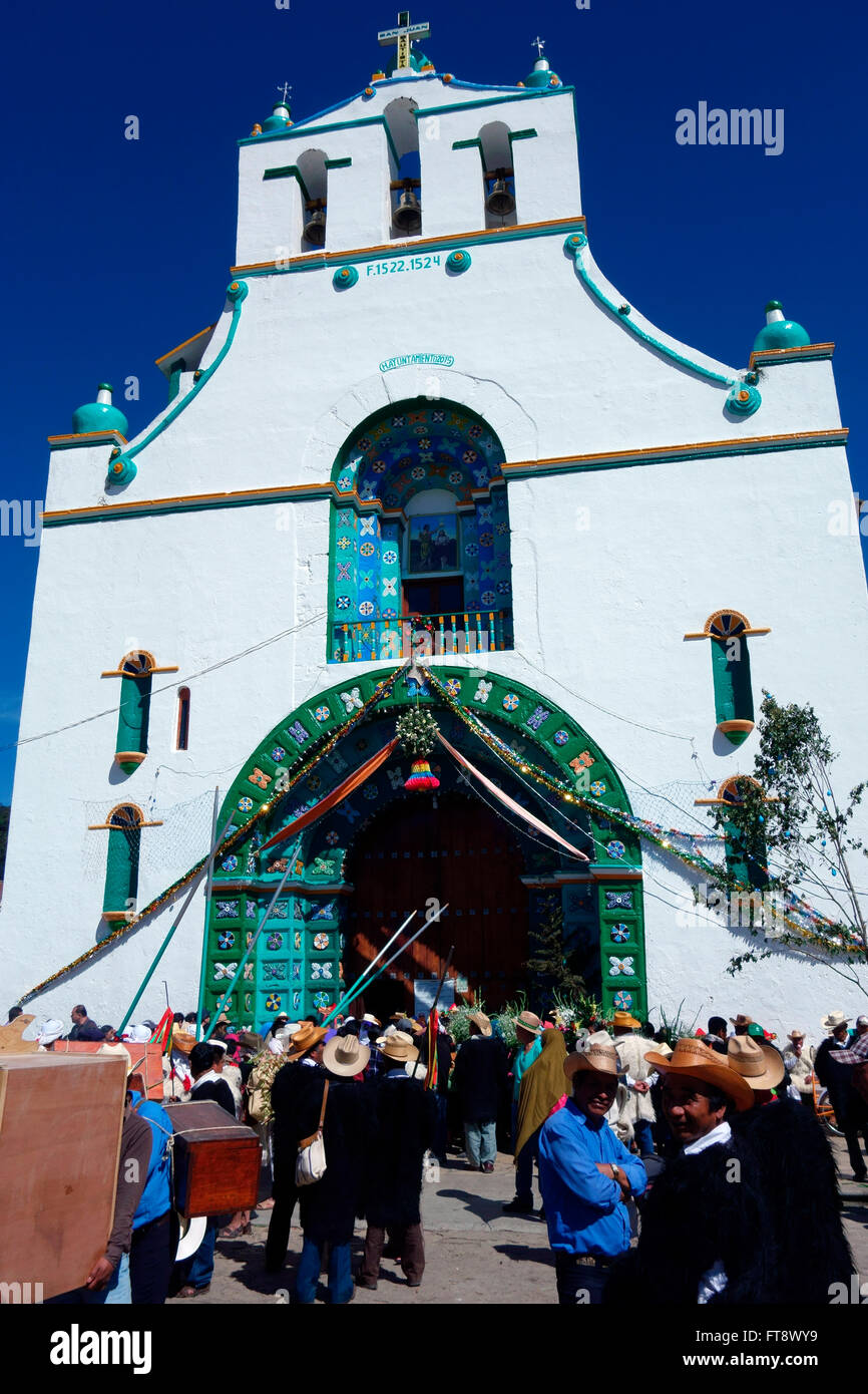 Einheimische, die Versammlung in der Kirche für Sonntag religiöse Zeremonie in San Juan Chamula in der Nähe von San Cristobal de Las Casas, Mexiko Stockfoto