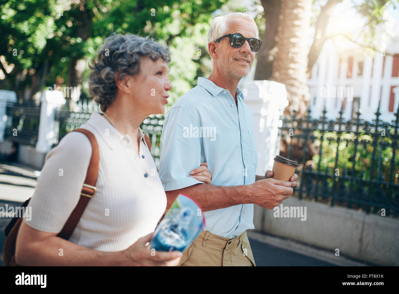 Ältere Mann und Frau zu Fuß in die Stadt. Reife Tourist roaming in einer Stadt während ihres Urlaubs. Stockfoto