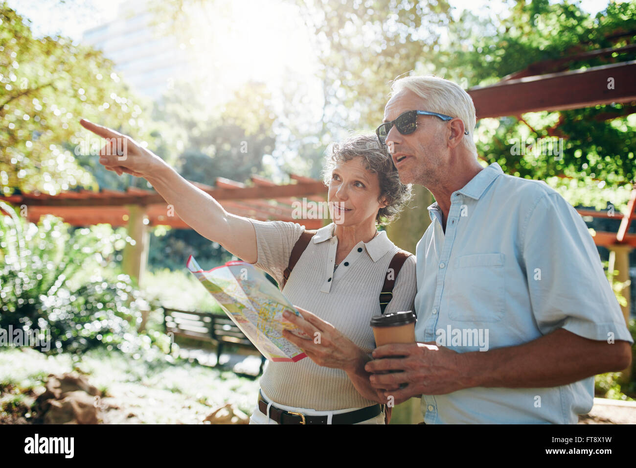 Paar ältere Touristen mit einen Stadtführer suchen Standorte und zeigen Stockfoto