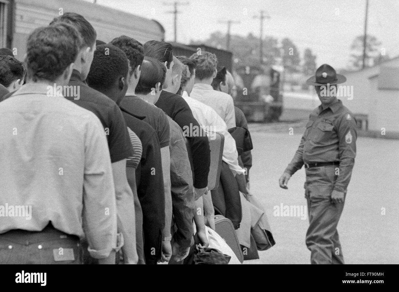 Vietnam-Entwurf. Junge Männer, die ausgearbeitet haben, warten in der Schlange in der US-Armee in Fort Jackson, Columbia, South Carolina, Mai 1967 verarbeitet werden. Stockfoto