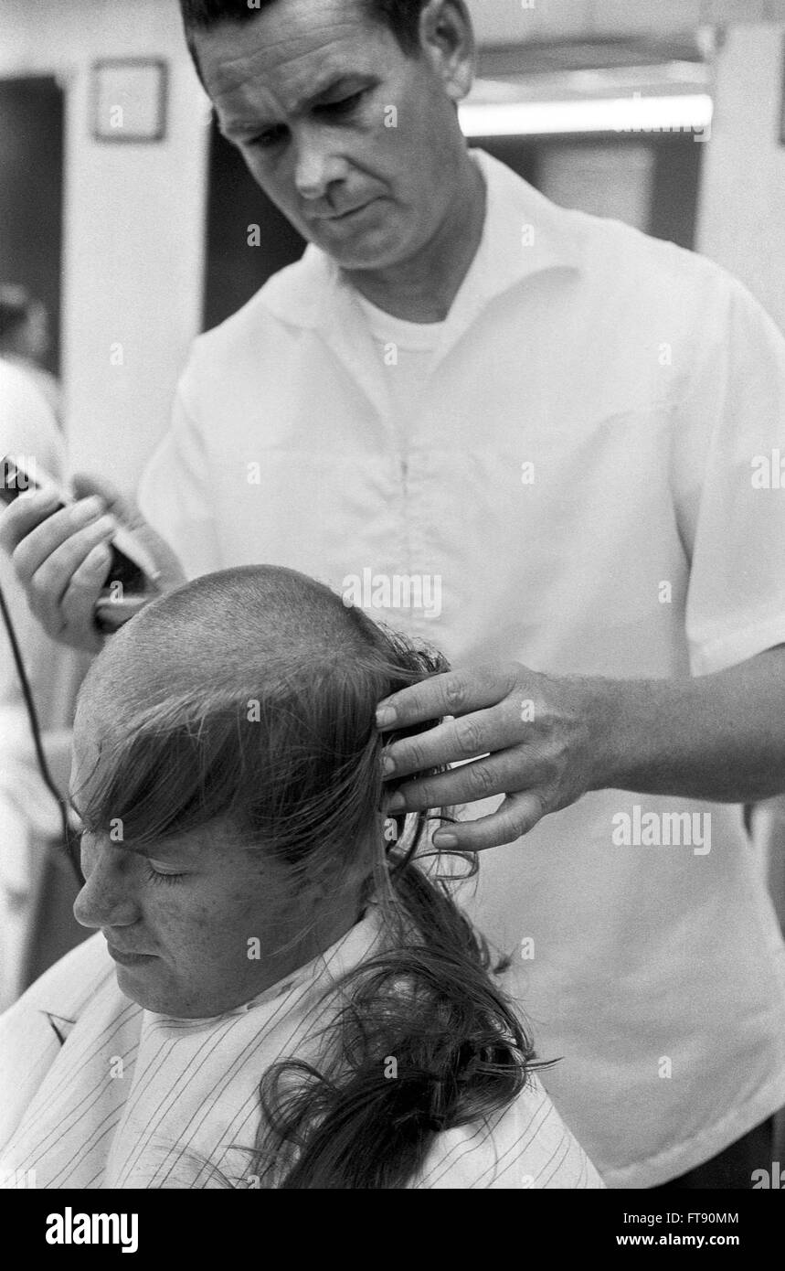 Vietnam-Entwurf. Ein neu entworfenen Soldat immer einen Haarschnitt in Fort Jackson, Columbia, South Carolina, Mai 1967. Stockfoto
