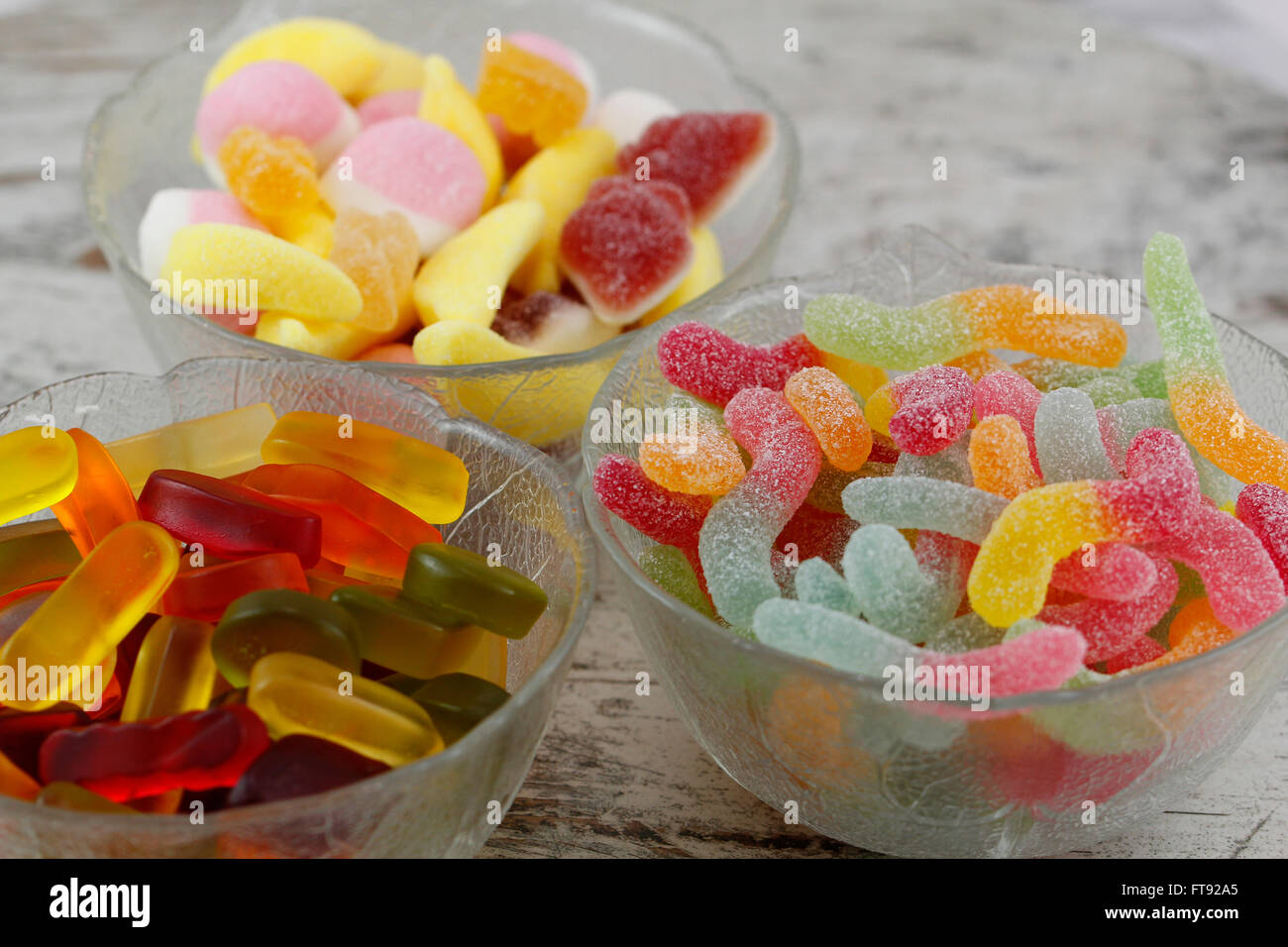 Süße Bonbons in einer Glasschale Stockfoto