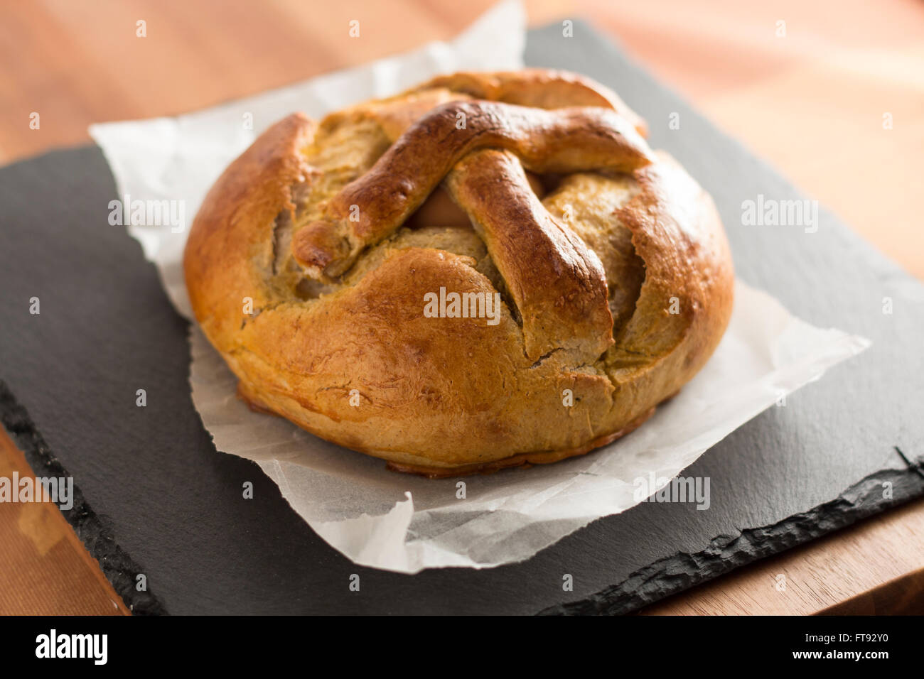 Kuchen mit Osterei - Folar Stockfoto