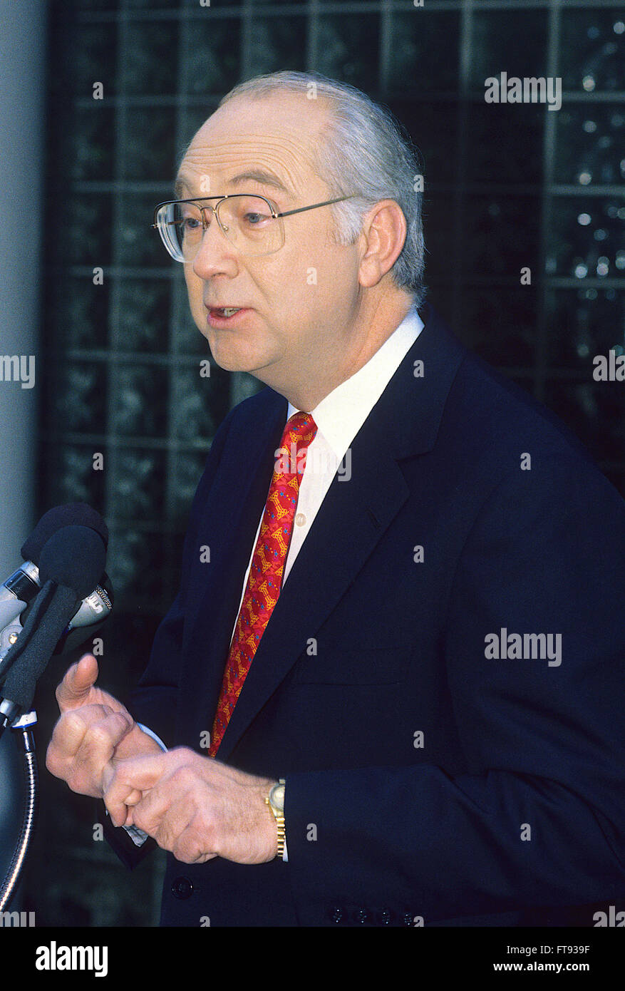 Washington, DC., Dezember 1995 Senator Phil Gramm (Republikaner) aus Texas spricht mit Reportern außerhalb der ABC Studios nach seinem Auftritt am Sonntagmorgen Talkshow 'Diese Woche mit David Brinkley'. William Philip "Phil" Gramm ist ein US-amerikanischer Ökonom und Politiker, der als ein demokratischer Kongressabgeordneter (1979 – 1983), einer republikanischen Kongressabgeordneten (1983 – 1985) und ein republikanischer Senator (1985 – 2002) aus Texas gedient hat. Später wurde ein Lobbyist für UBS und gründete eine öffentliche Ordnung und lobbying-Firma, Gramm-Partner.  Bildnachweis: Mark Reinstein Stockfoto