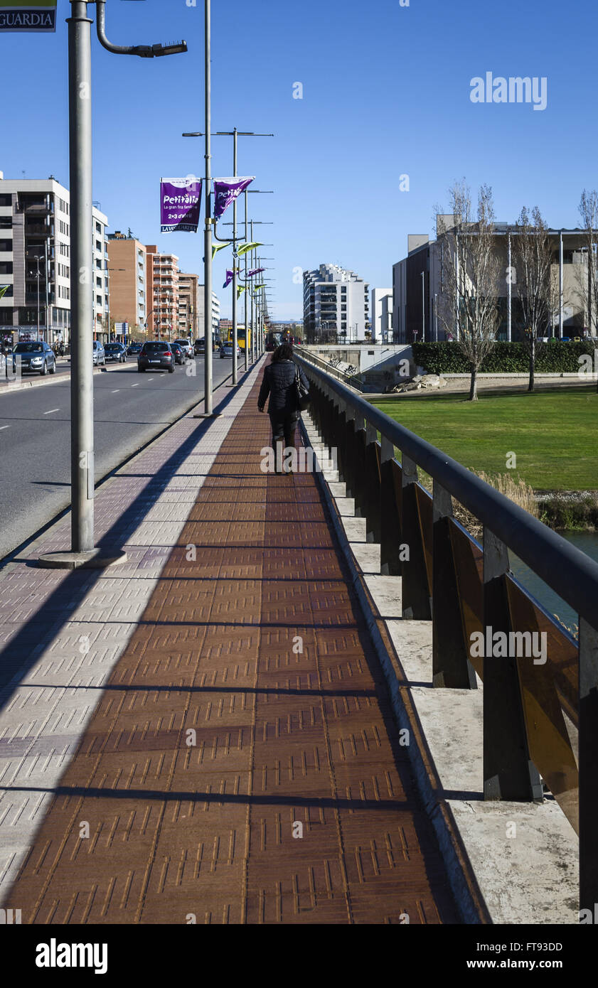 Eine vertikale Perspektive einer Brücke in Lleida Stadt, Katalonien, Spanien Stockfoto