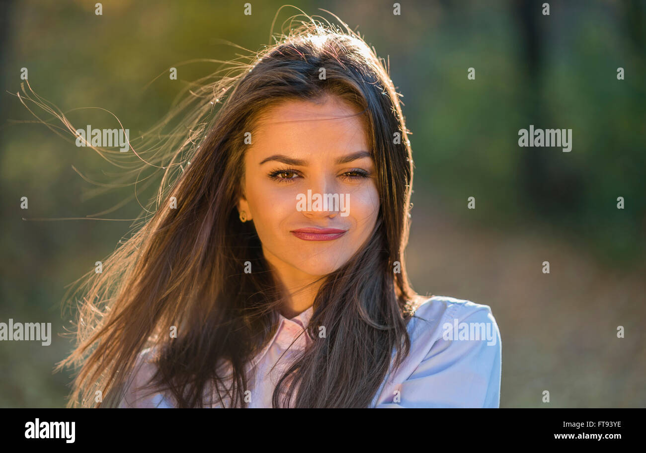 Mädchen mit einem Fuchs-Ausdruck auf ihrem Gesicht. Porträt von einem schönen schlauen aussehende Teenager Mädchen mit braunen Augen tragen rosa Hemd. Stockfoto