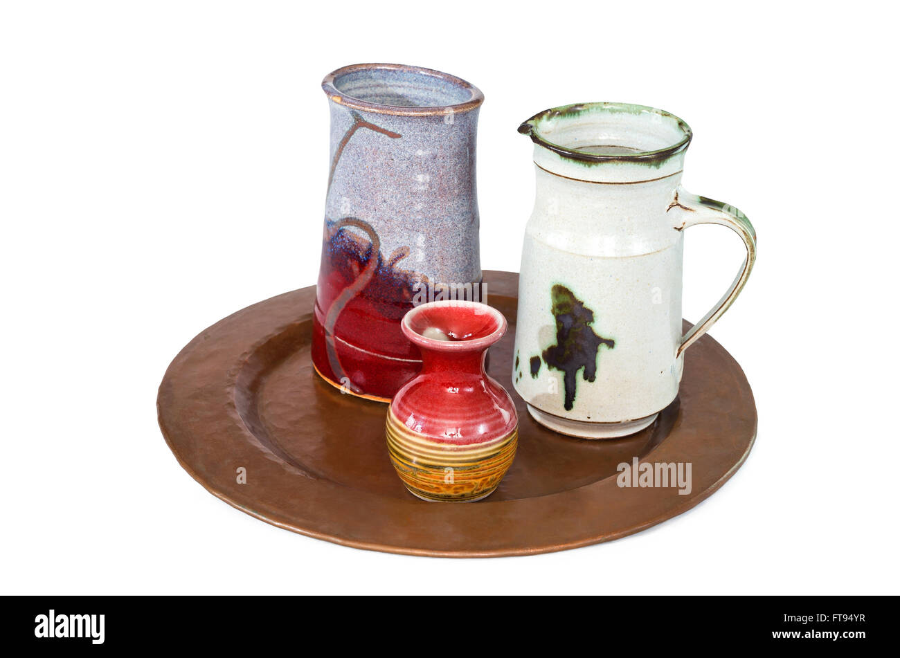 kleine Keramik-Keramik-Trio umfasst Vase Krug und Ewer auf Kupfer Tablett isoliert gegen weiß Stockfoto