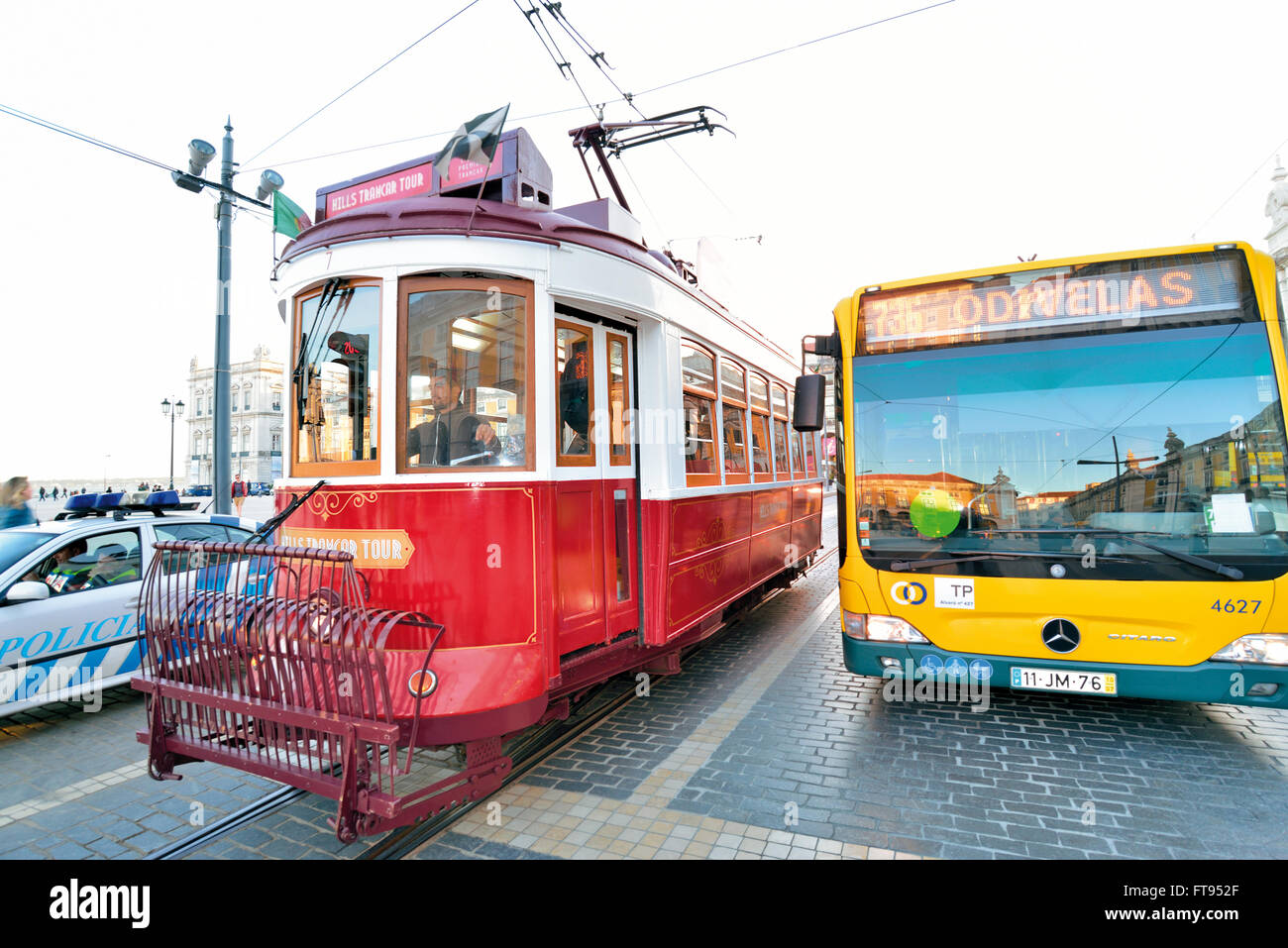 Portugal, Lissabon: Historische Straßenbahn und moderne Busparkplatz an Bushaltestelle Comercio Square Stockfoto